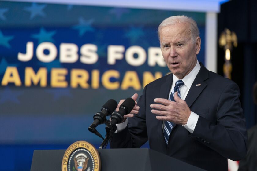 ARCHIVO - El presidente Joe Biden habla sobre el informe de empleos de enero en la Casa Blanca, Washington, 3 de febrero de 2023. (AP Foto/Manuel Balce Ceneta, File)