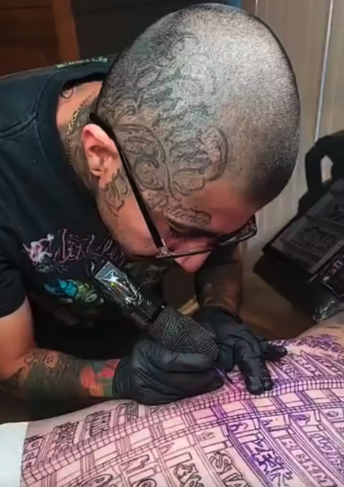 El artista del tatuaje Eric Reyna