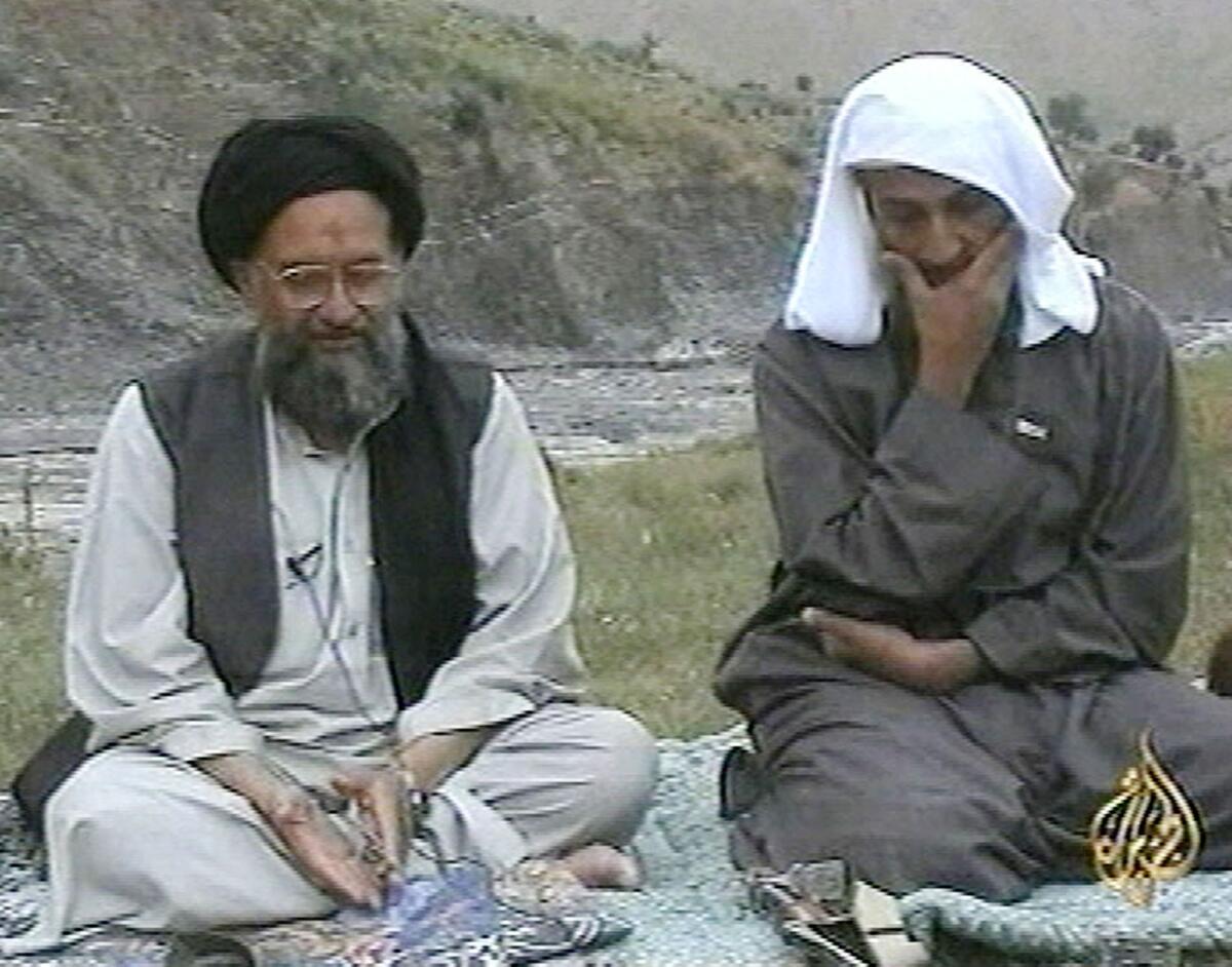 Osama bin Laden, derecha, escucha mientras su principal lugarteniente Ayman Al Zawahri