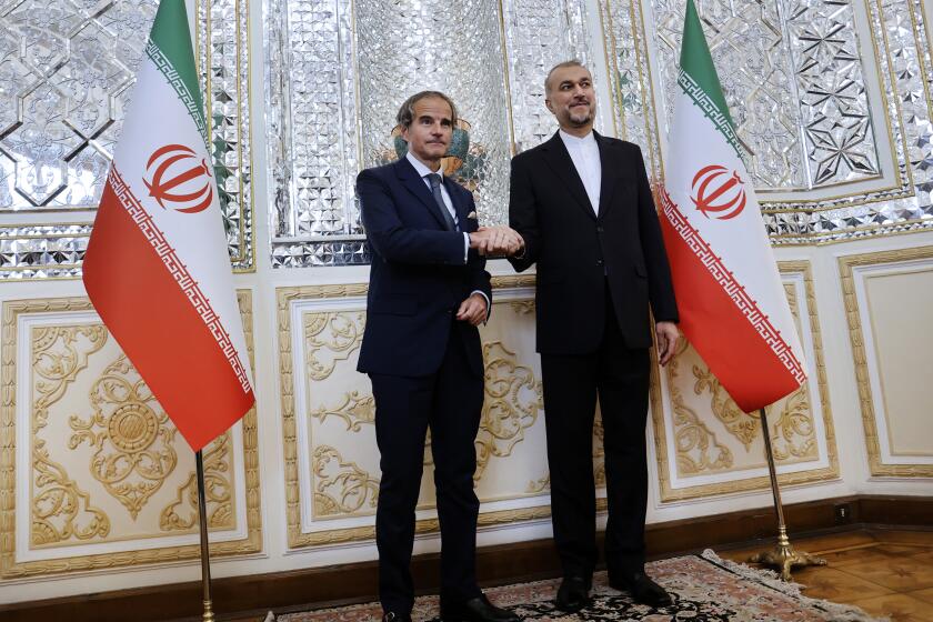 El jefe del organismo de supervisión nuclear de la ONU, Rafael Mariano Grossi, izquierda, le da la mano al ministro de Relaciones Exteriores de Irán, Hossein Amir-Abdollahian, en Teherán, el lunes 6 de mayo de 2024. (Foto AP)