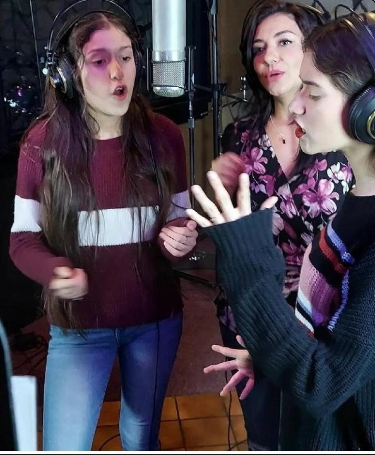 Paris y Phoenix junto a Graciela Beltrán en el estudio mientras grababan el sencillo "Corazón Alborotado".