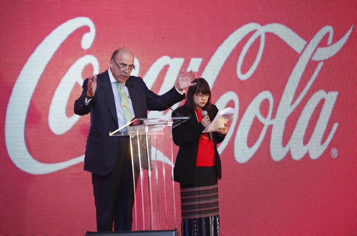 El consejero delegado de Coca-Cola, Muhtar Kent, pronuncia su discurso durante la inauguración de una planta de embotellamiento de la compañía en Rangún, Birmania, hoy, martes 14 de junio de 2013.