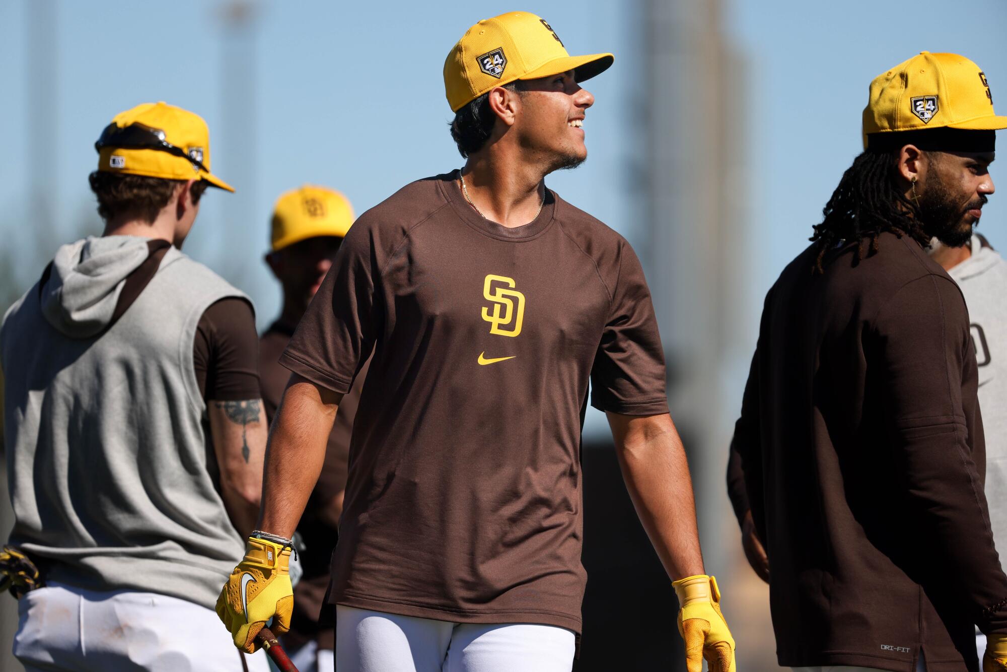 Ethan Salas se rió antes de participar en el simulacro del domingo en el Peoria Sports Complex.