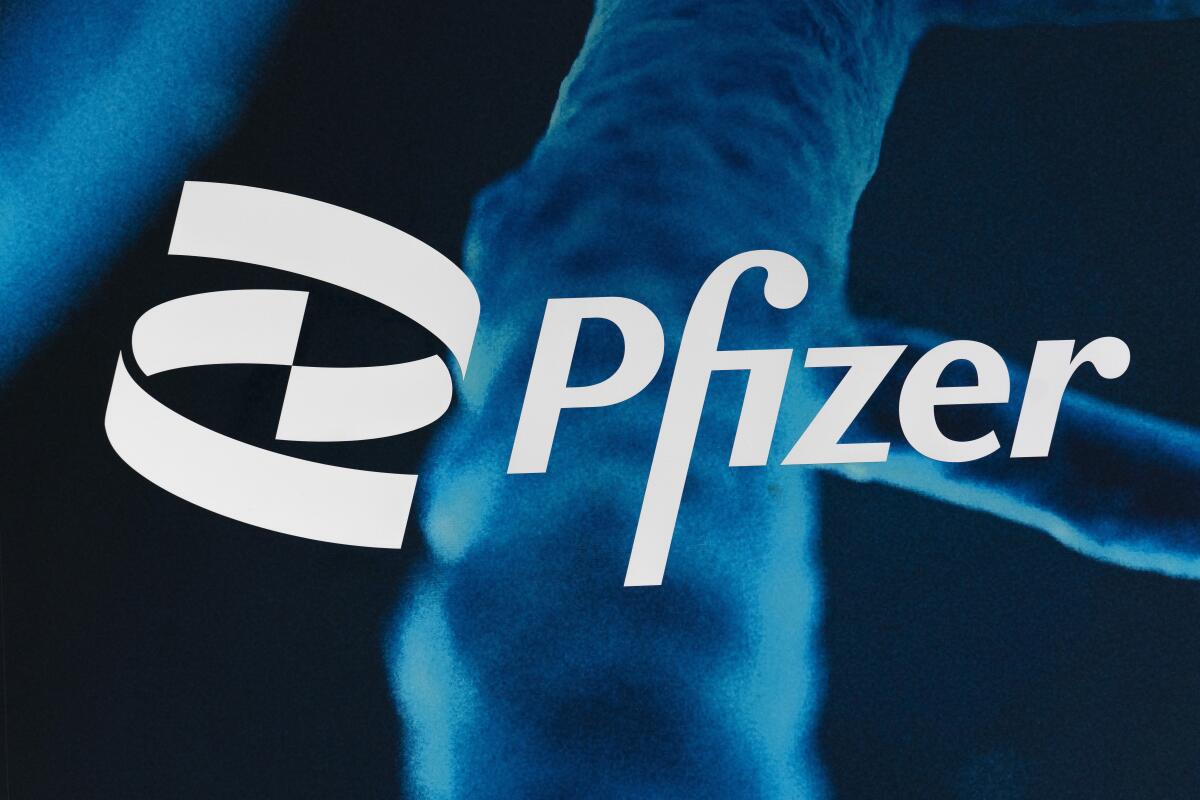 El logo de Pfizer en la sede de la compañía en Nueva York 