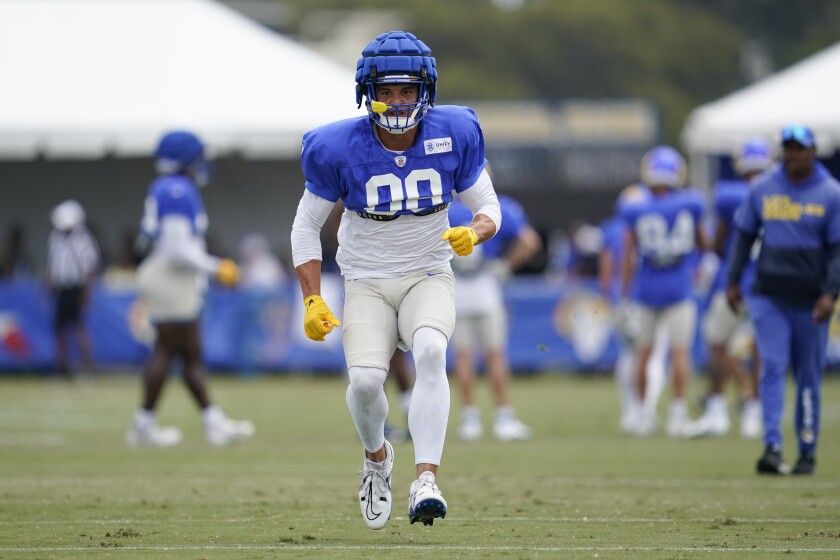   L'ailier rapproché des Rams Brycen Hopkins (88) participe à des exercices à l'entraînement.