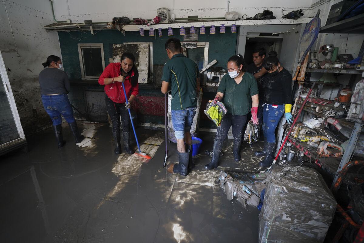 Locals start clean-up and recovery work after floods in downtown Tula, Hidalgo state, Mexico, Thursday, Sept. 9, 2021. Teams continued evaluating the damage from flooding that swamped downtown Tula, when the Tula River jumped its banks. (Foto AP/Marco Ugarte)