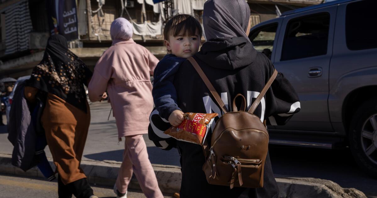 Miles de personas huyen de los suburbios de Beirut tras la orden de evacuación sin precedentes de Israel