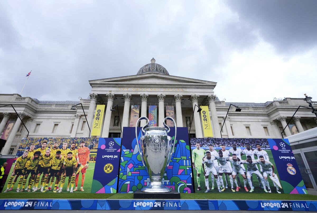 Una réplica gigante del Trofeo de la Liga de Campeones se encuentra frente a la Galería Nacional