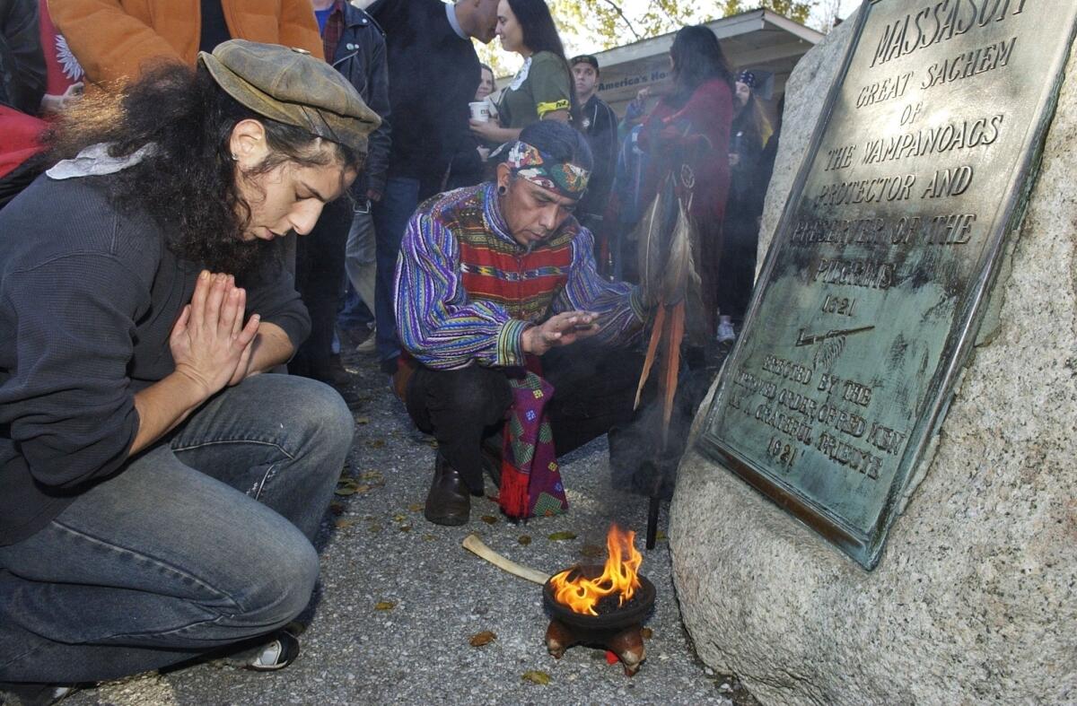 ARCHIVO - Nativos americanos y activistas oran durante el 38vo Día Nacional de 