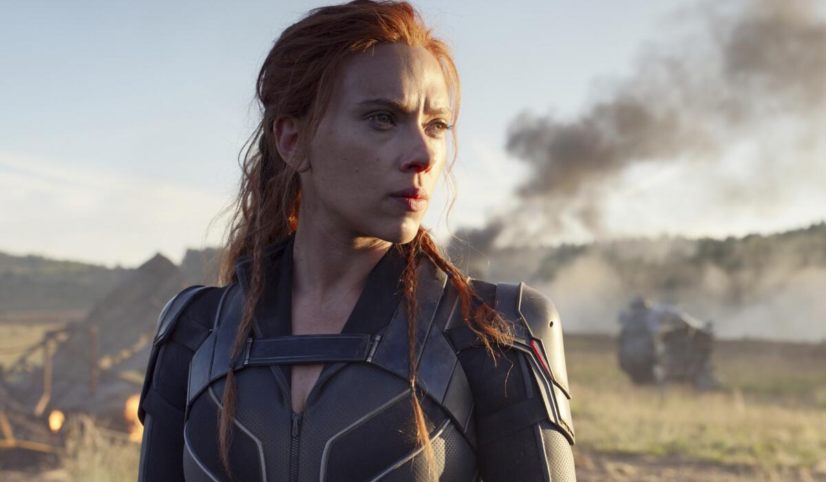 Scarlett Johansson en una escena de "Black Widow" en una imagen proporcionada por Disney/Marvel Studios.