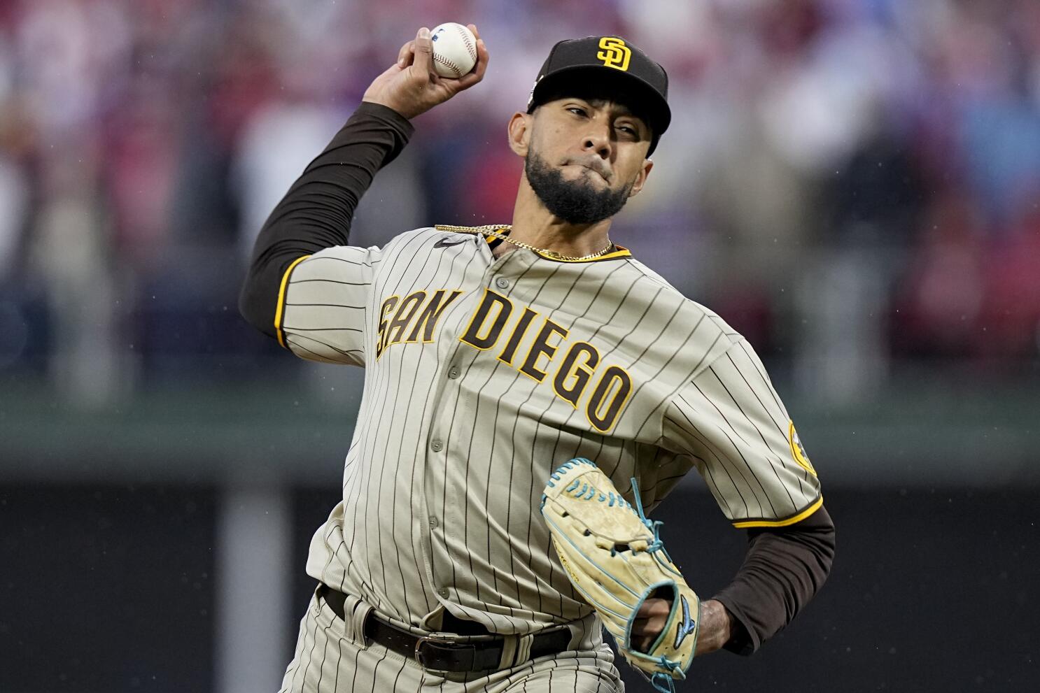 Padres sign reliever Robert Suarez to five-year, $46 million deal