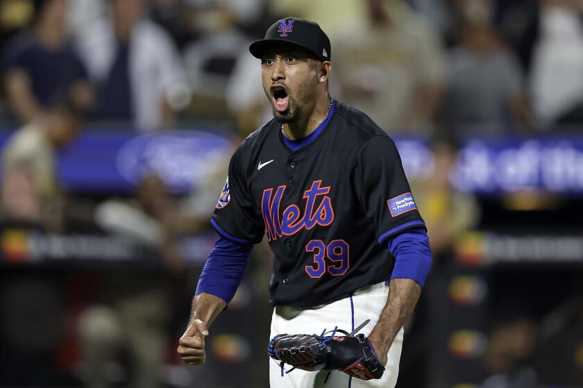 Edwin Díaz, los Mets de Nueva York, reacciona después de conseguir el último out durante la novena entrada del juego de béisbol en contra de los Padres de San Diego, el viernes 14 de junio de 2024, en Nueva York. (AP Foto/Adam Hunger)