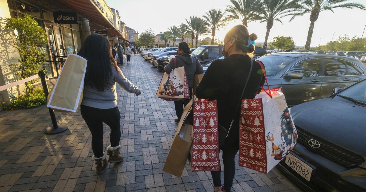 Economic angst forces L.A. shoppers to find ways to spend less for the holidays