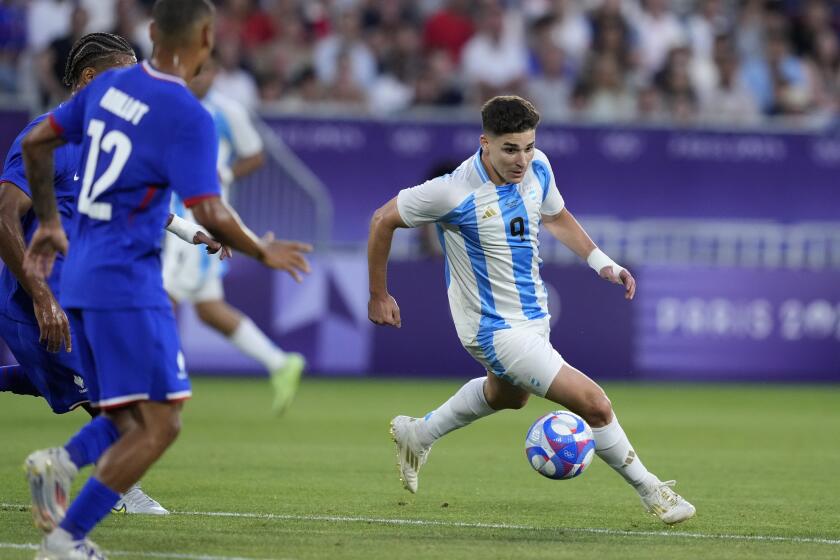 El argentino Julián Álvarez lucha por el balón durante un partido de fútbol de cuartos de final entre Francia y Argentina, en el Estadio de Burdeos, durante los Juegos Olímpicos de Verano 2024, el viernes 2 de agosto de 2024, en Burdeos, Francia. (AP Foto/Moisés Castillo)