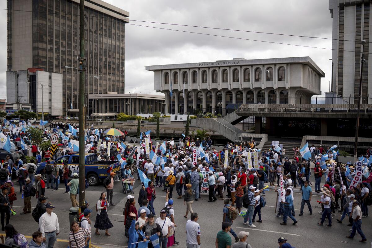 ARCHIVO - Manifestantes marchan frente al Palacio de Justicia,