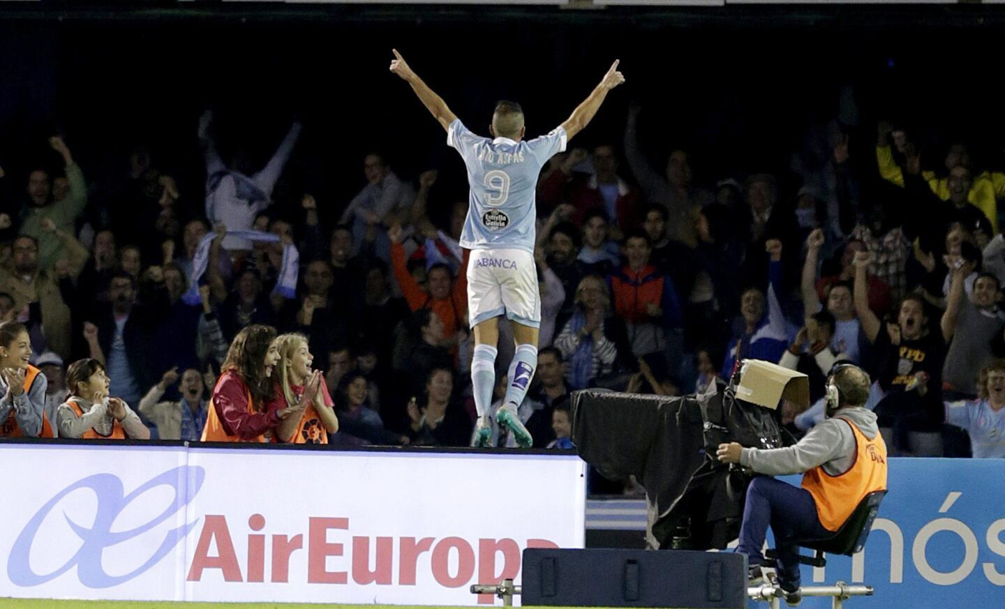 GRA449. VIGO (PONTEVEDRA), 23/09/2015.- El delantero del Celta Iago Aspas celebra el gol que acaba de marcar, el tercero frente al FC Barcelona, durante el partido de la quinta jornada de liga en Primera División que se juega esta noche en el estadio de Balaídos. EFE/Lavandeira jr. ** Usable by HOY, FL-ELSENT and SD Only **