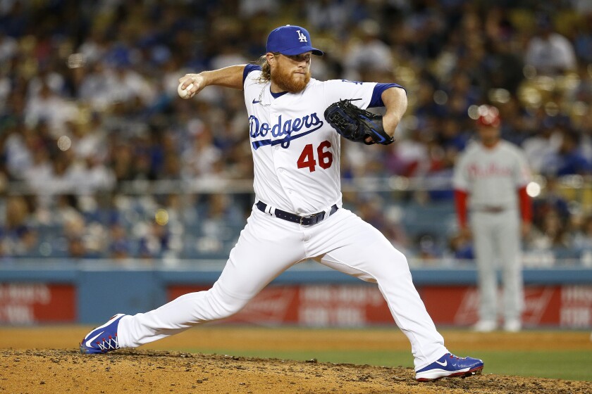 Le lanceur de relève des Dodgers Craig Kimbrel livre lors de la neuvième manche vendredi.