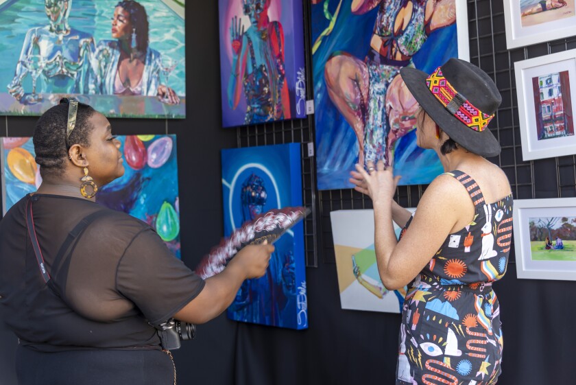 Mission Fed ArtWalk Little Italy offre l'opportunità a visitatori e artisti di connettersi e parlare di arte.