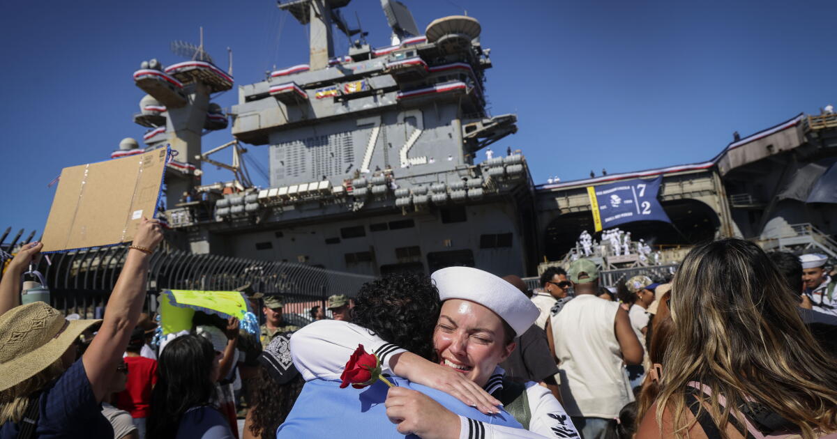 Photograph accompanying Navy counts the USS Abraham Lincoln's record 321-day deployment in sorties and fuel burned