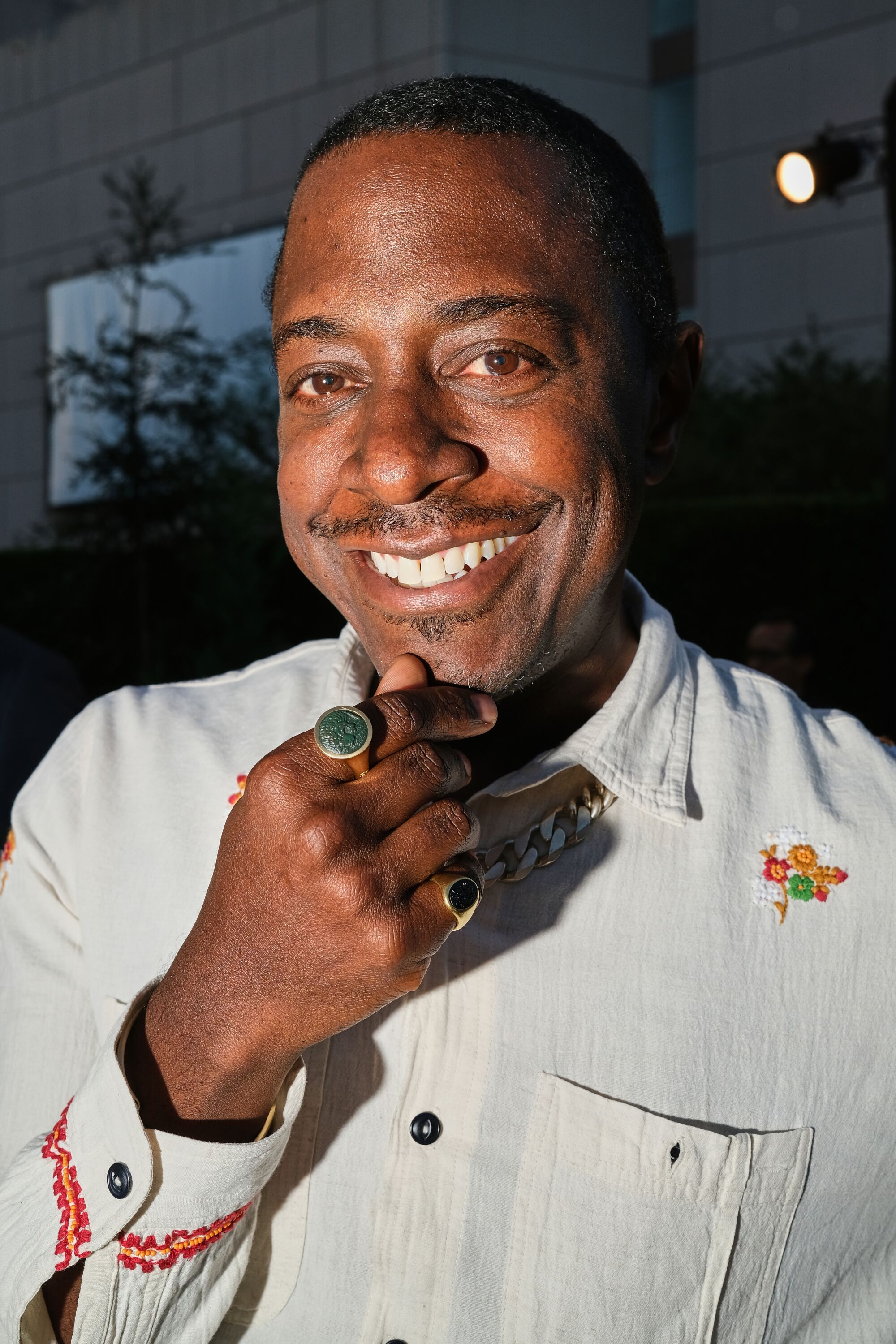 Człowiek stojący, by zrobić zdjęcie.