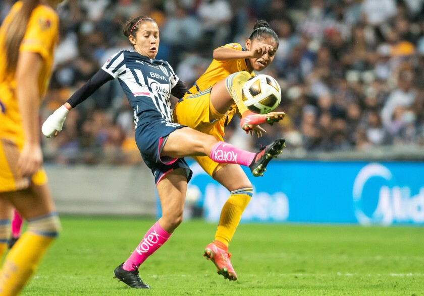 Las campeonas Tigres rescatan 2-2 ante Monterrey en el duelo uno de la final