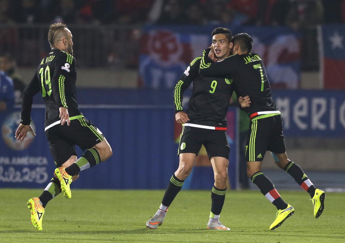 Jugadores de la selección de México celebran durante el partido ante Chile.