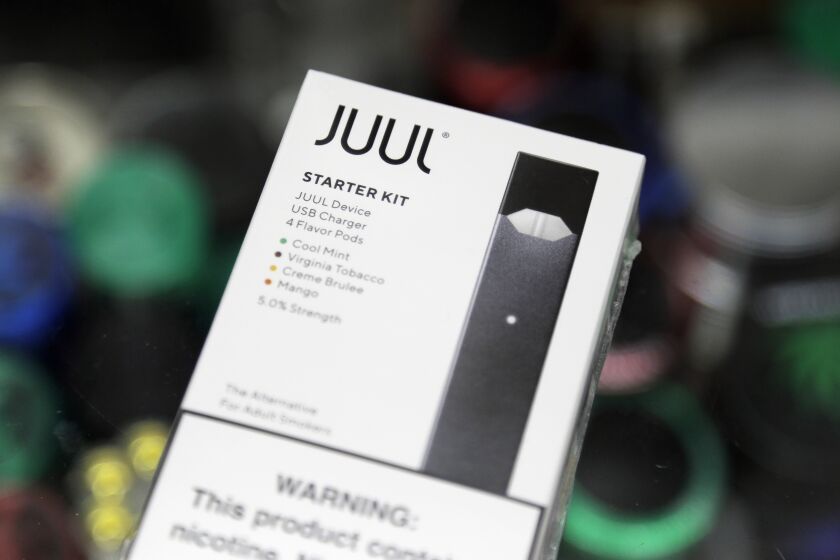 Un cigarrillo electrónico marca Juul en una tienda en Nueva York, el 20 de diciembre de 2018. (AP Foto/Seth Wenig, archivo)
