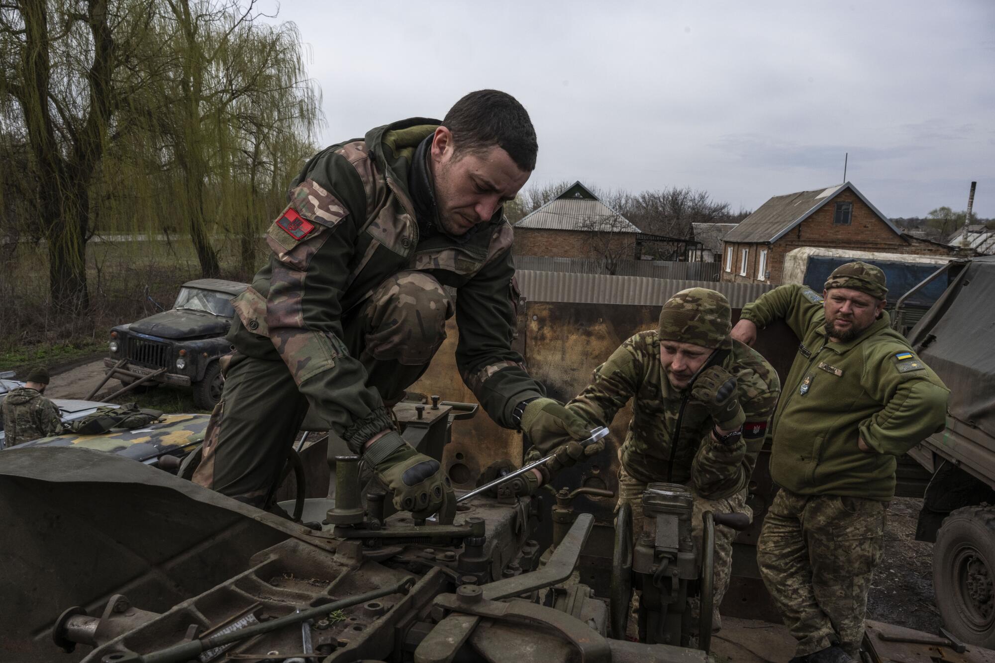 Ukrainian soldiers repairing a tank