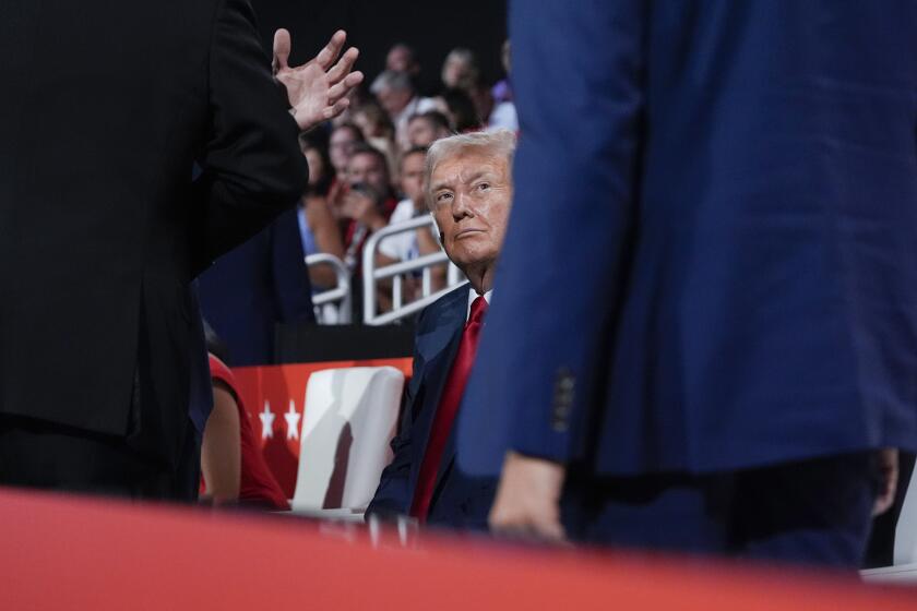 El candidato presidencial republicano, el expresidente Donald Trump, observa durante la Convención Nacional Republicana de 2024 en el Fiserv Forum, el jueves 18 de julio de 2024, en Milwaukee. (AP Foto/Carolyn Kaster)