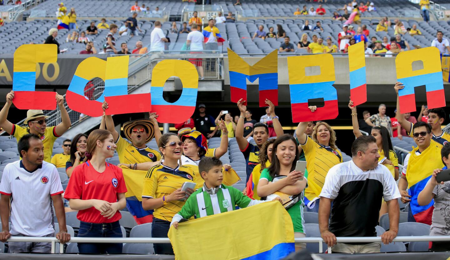 CHI08. CHICAGO (EE.UU.), 22/06/2016.- Fanáticos de Colombia animan a su equipo hoy, miércoles 22 de junio de 2016, antes del partido entre Colombia y Chile en la semifinal de la Copa América Centenario en estadio Soldier Field en Chicago (EE.UU.). EFE/Kamil Krzaczynski ** Usable by HOY and SD Only **