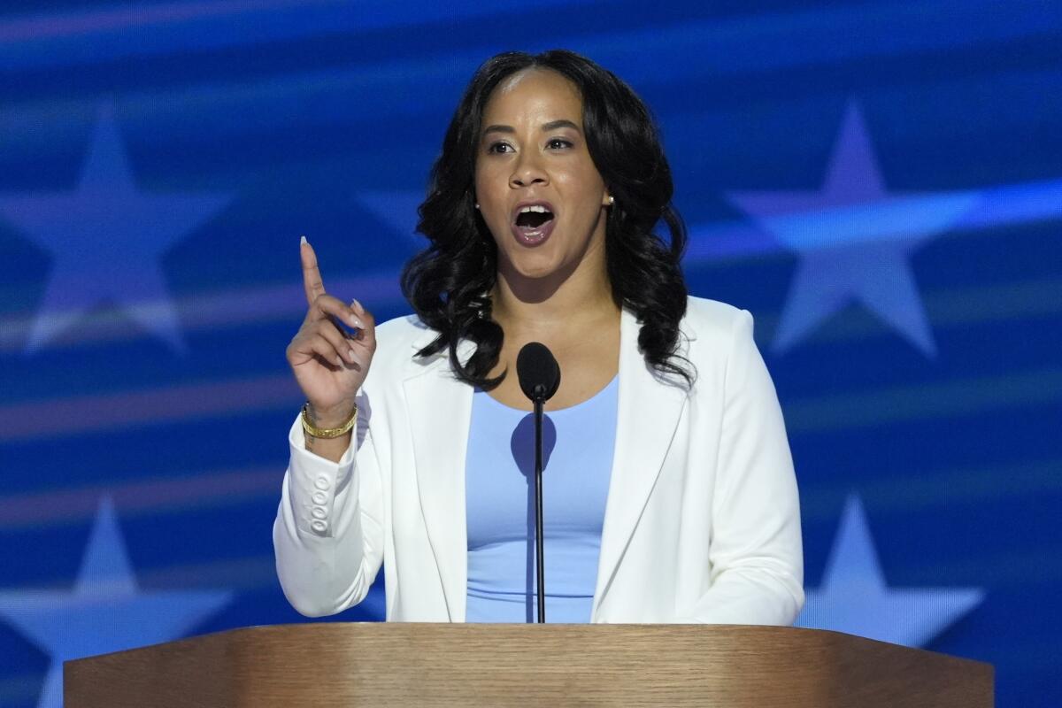 Courtney Baldwin habla en la Convención Nacional Demócrata en Chicago.