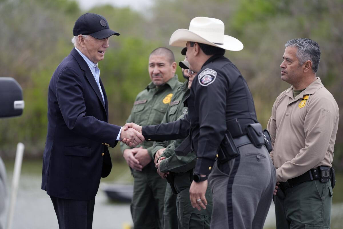 ARCHIVO - El presidente estadounidense Joe Biden habla con oficiales locales y de la Patrulla Fronteriza