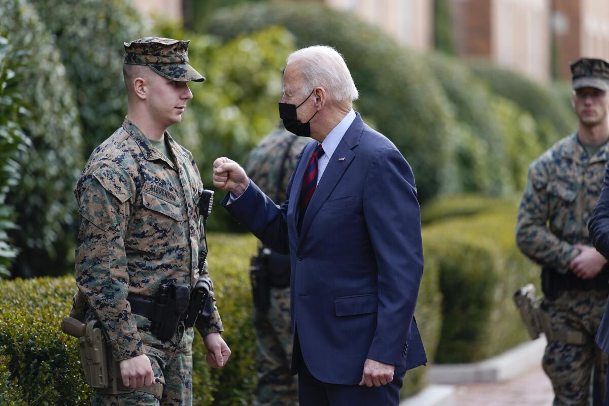 El presidente de Estados Unidos, Joe Biden, saluda a un infante de Marina, en Washington, D.C.
