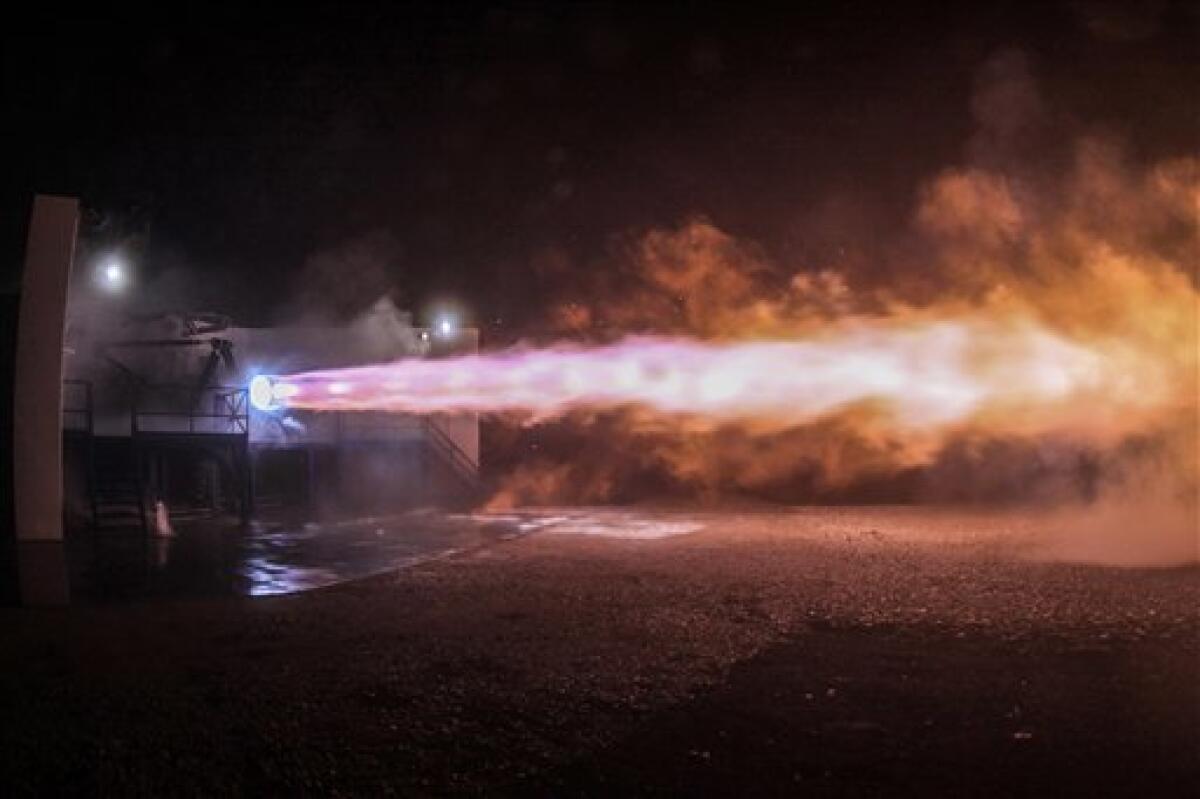 Esta fotografía del 25 de septiembre de 2016 difundida por SpaceX muestra una prueba del motor Raptor de la compañía en McGregor, Texas. El martes 27 de septiembre de 2016, Elon Musk, el fundador de SpaceX, anunció el plan de su empresa para viajar al planeta Marte. El motor está siendo probado para ser usado en la nueva nave.