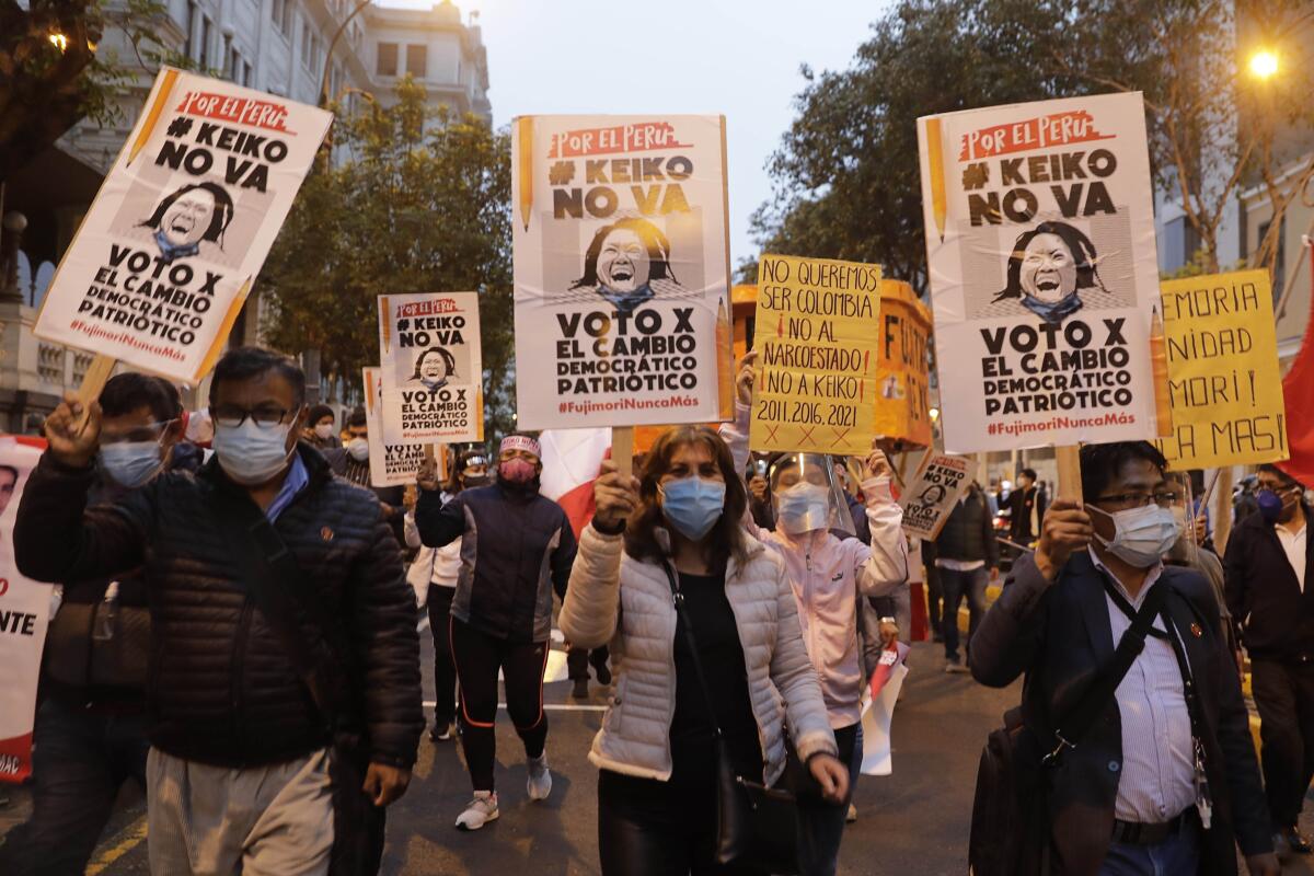 Numerosas personas protestan contra la candidata presidencial de derecha Keiko Fujimori 