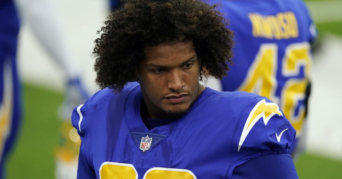 Chargers' Isaac Rochell lends helping hand while in quarantine – Orange  County Register