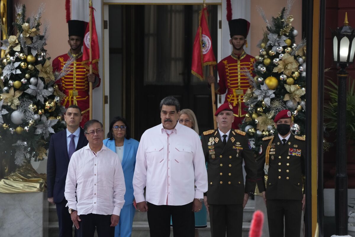 El presidente de Colombia, Gustavo Petro, centro izquierda, y el presidente de Venezuela, Nicolás Maduro.