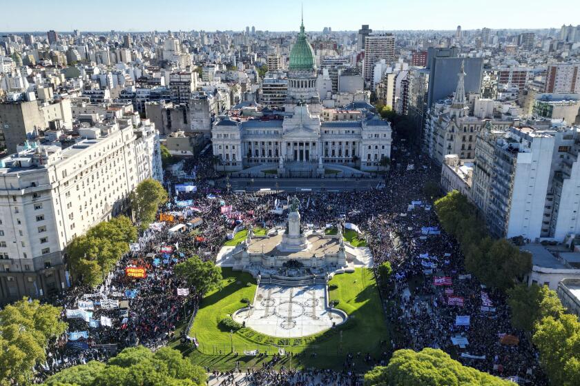 Los estudiantes marchan hacia el Congreso en demanda de más fondos para las universidades públicas y en protesta contra las medidas de austeridad propuestas por el presidente Javier Milei en Buenos Aires, Argentina, el martes 23 de abril de 2024. (AP Foto/Rodrigo Abd)