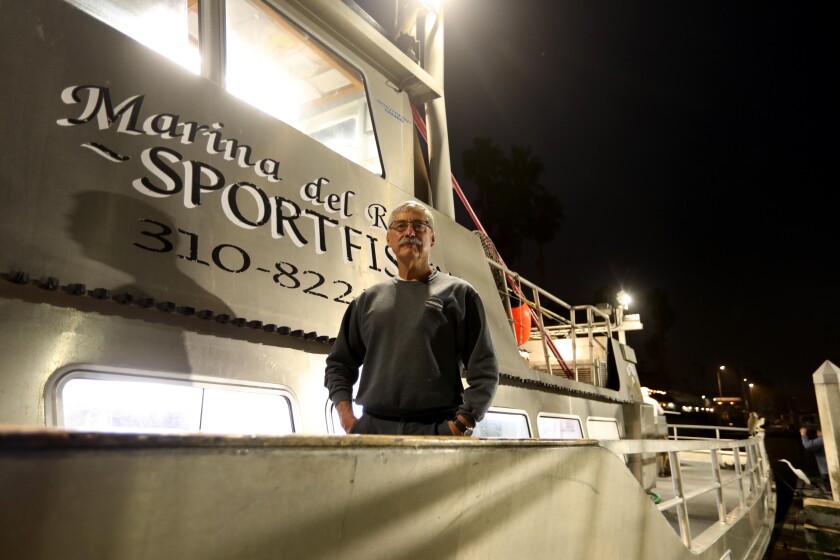 Le président de Marina Del Rey Sportfishing, Rick Oefinger, se tient sur le pont de son bateau. 