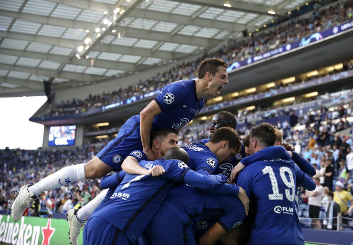 Kai Havertz, del Chelsea, festeja con sus compañeros después de anotar en la final