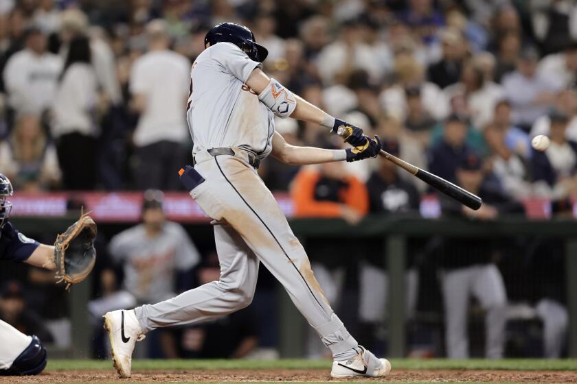 Parker Meadows de los Tigres de Detroit pega un jonrón frente al pitcher de los Marineros de Seattle Trent Thornton en la octava entrada del juego del martes 6 de agosto del 2024.(AP Foto/John Froschauer)