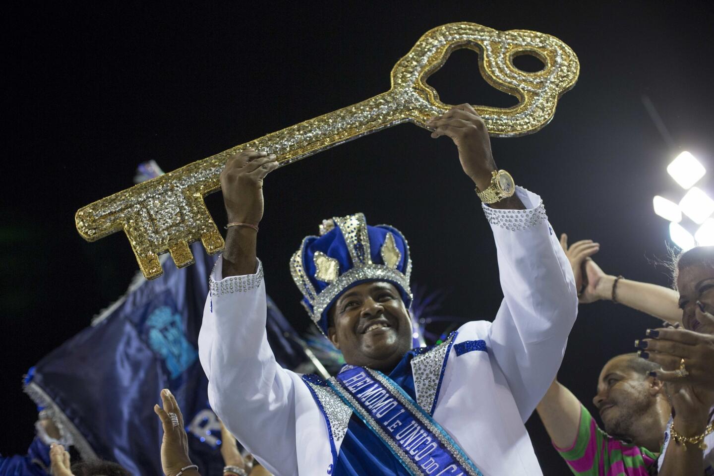 El rey Momo del carnaval, Fabio Damiao dos Santos Antunes, sostiene la llave de la ciudad en una ceremonia para marcar el inicio oficial del carnaval en Río de Janeiro, Brasil, el viernes 24 de febrero de 2017. (AP Foto/Mauro Pimentel)