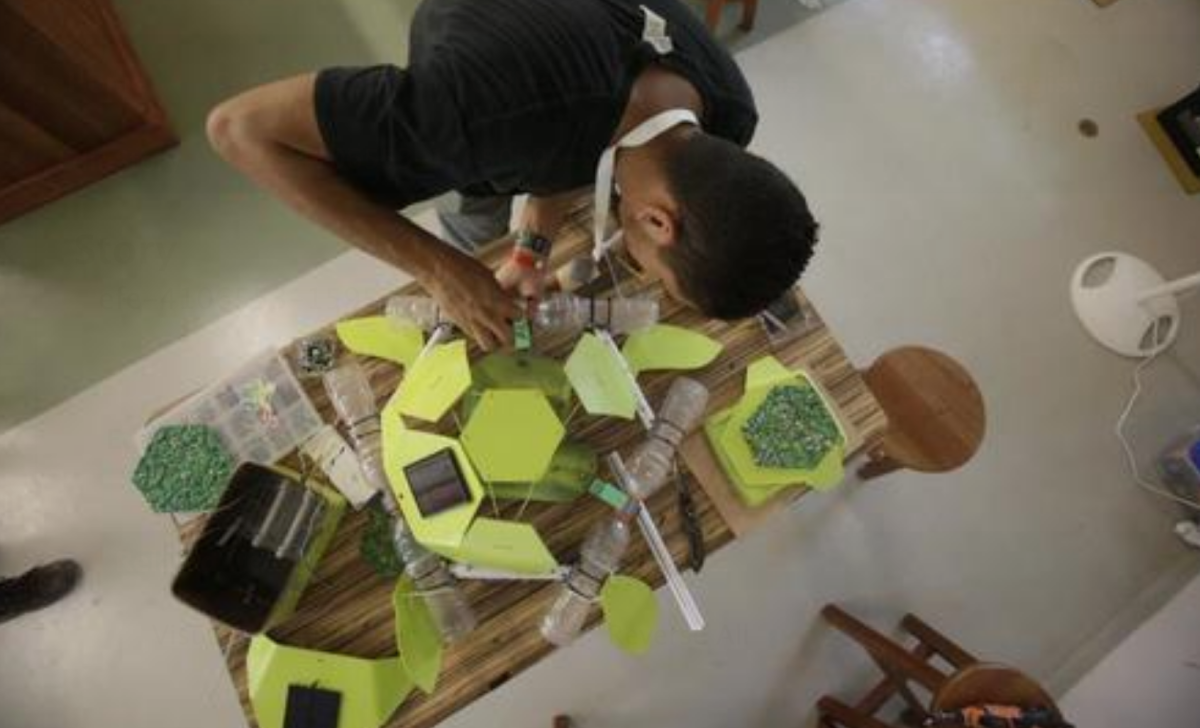 Jason Mendez trabaja en la "Tortuga Guardián", este viernes en Liberia (Costa Rica). Parece una tortuga, tiene sus aletas, su cabeza, su caparazón, pero no es una tortuga. Es un dron que imita su forma pero está lleno de cámaras de vídeo, cables, placas solares, sensores y sistemas delicados aunque de bajo coste para detectar microplásticos en los océanos. EFE/ Carlos Lemos