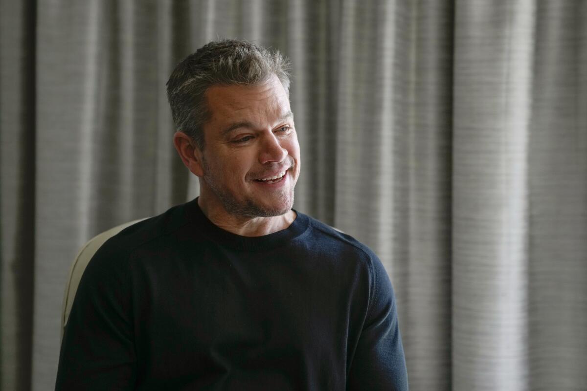 Matt Damon posa para promover la película "Air" en el Hotel Four Seasons en Los Angeles.