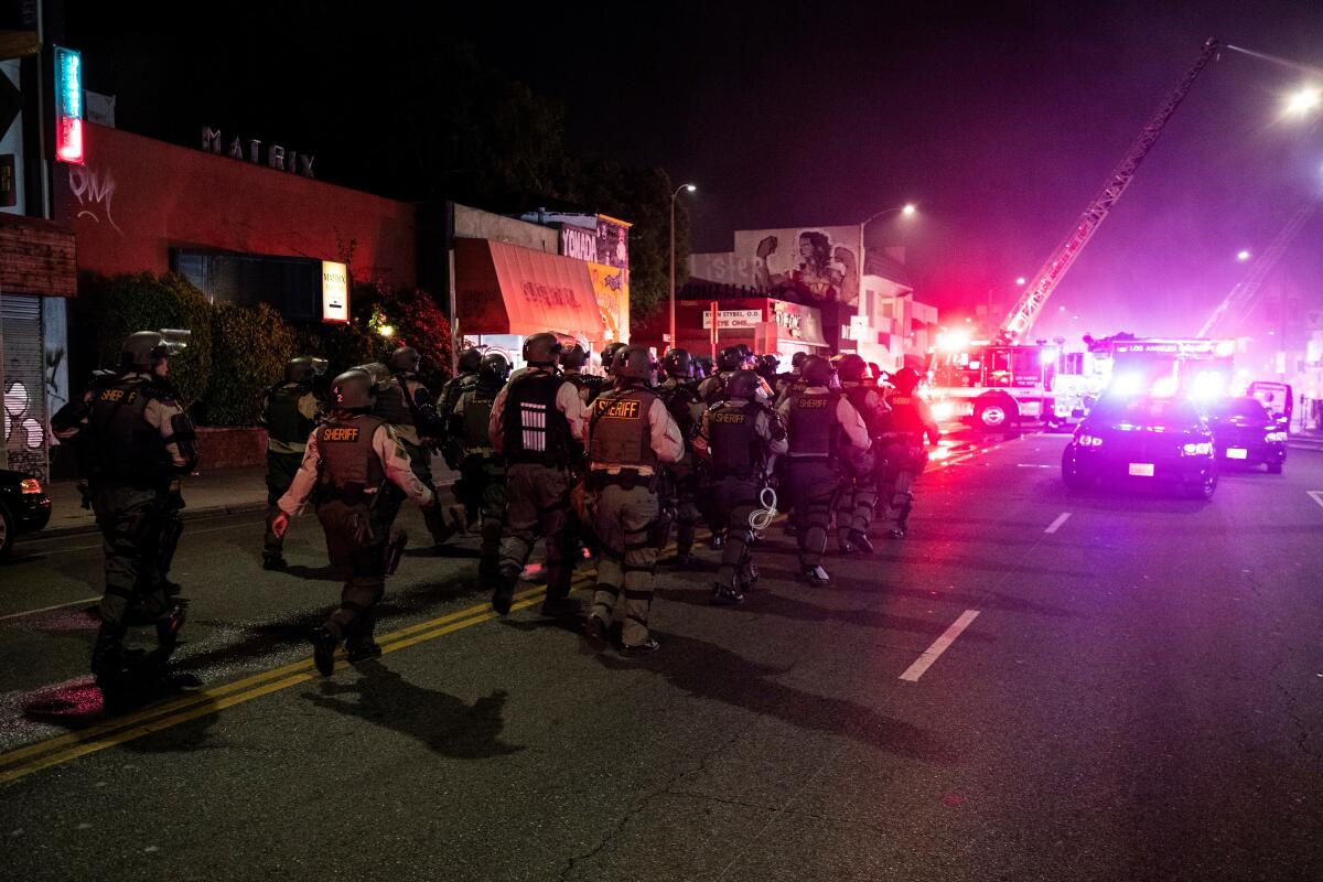 Los agentes del sheriff refuerzan a la policía en Los Ángeles durante el toque de queda después de un día de protesta.