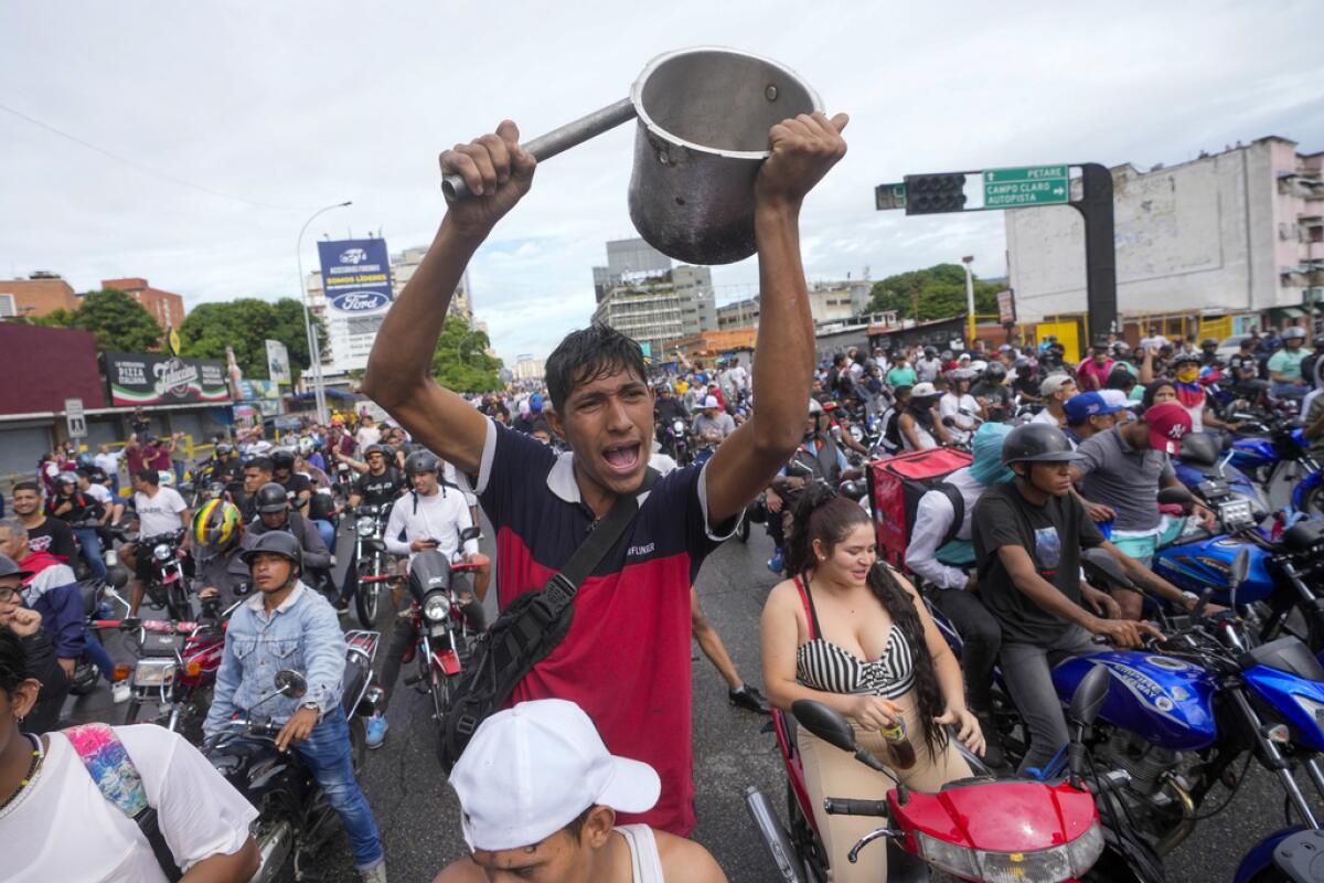 La gente protesta por los resultados oficiales 