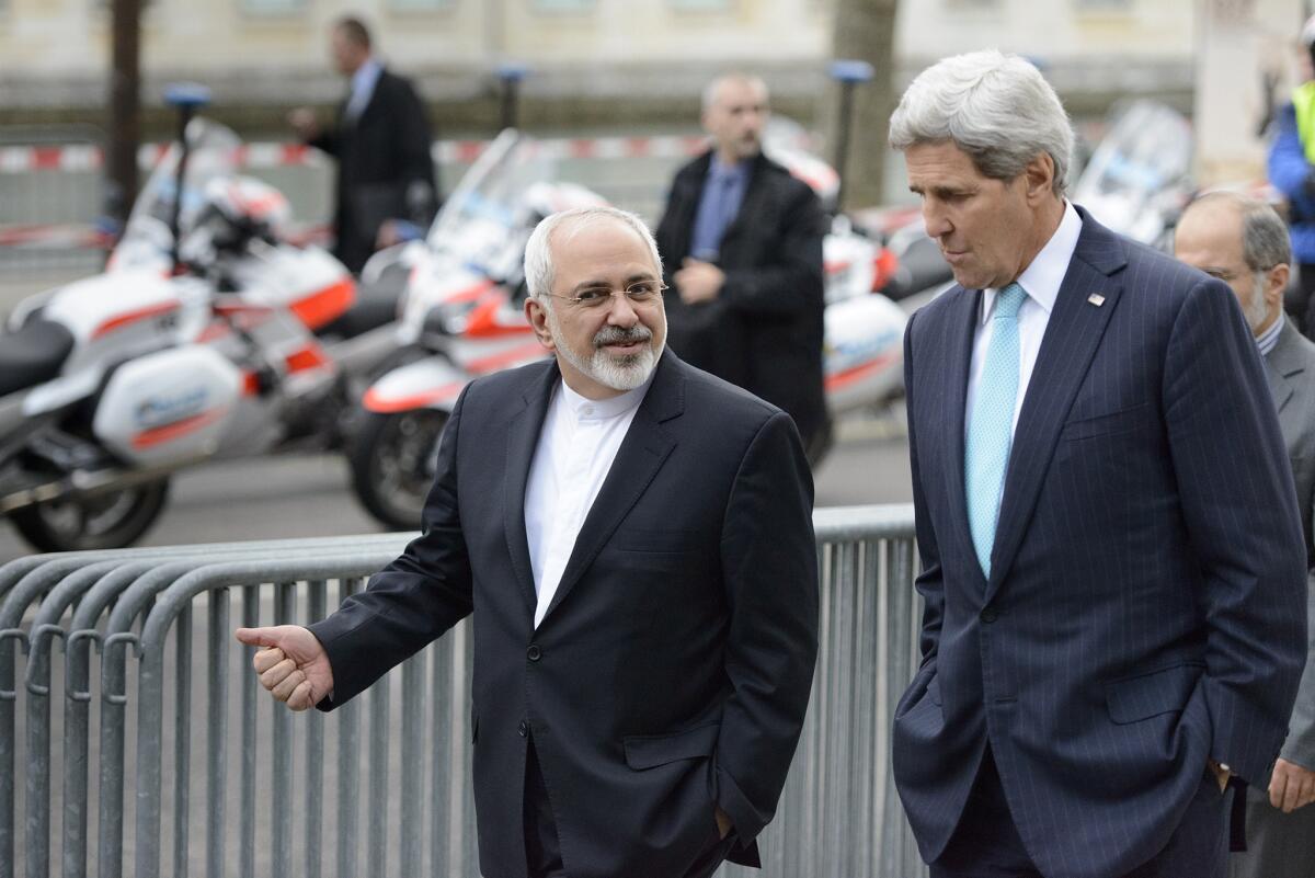 El secretario de Estado de EEUU, John Kerry, derecha, habla con el canciller iraní Mohammad Javad Zarif en Ginebra, Suiza, el 15 de enero de 2015, previo a una ronda de negociaciones nucleares. (Laurent Gillieron/Keystone via AP, File)