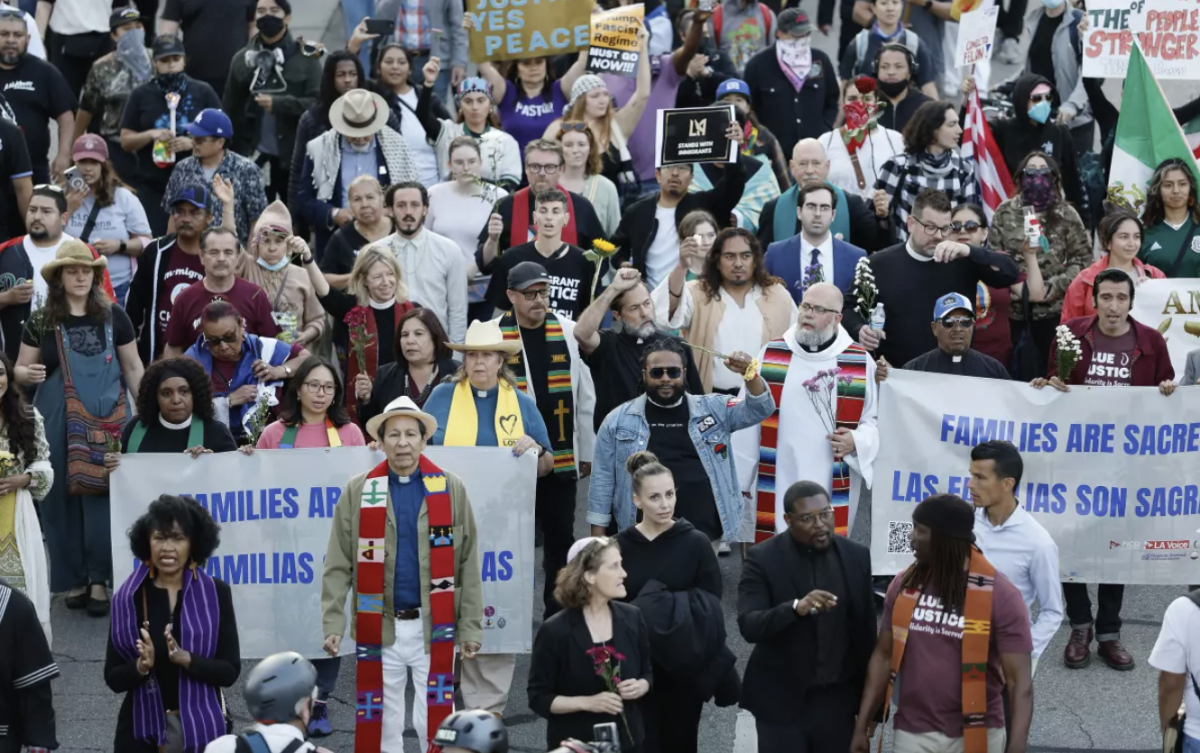 Miembros del clero lideran una multitud