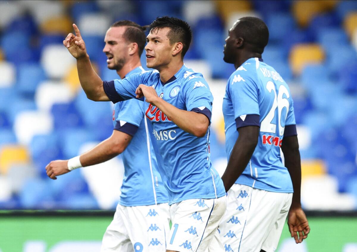 Hirving Lozano del Napoli celebrar tras anotar