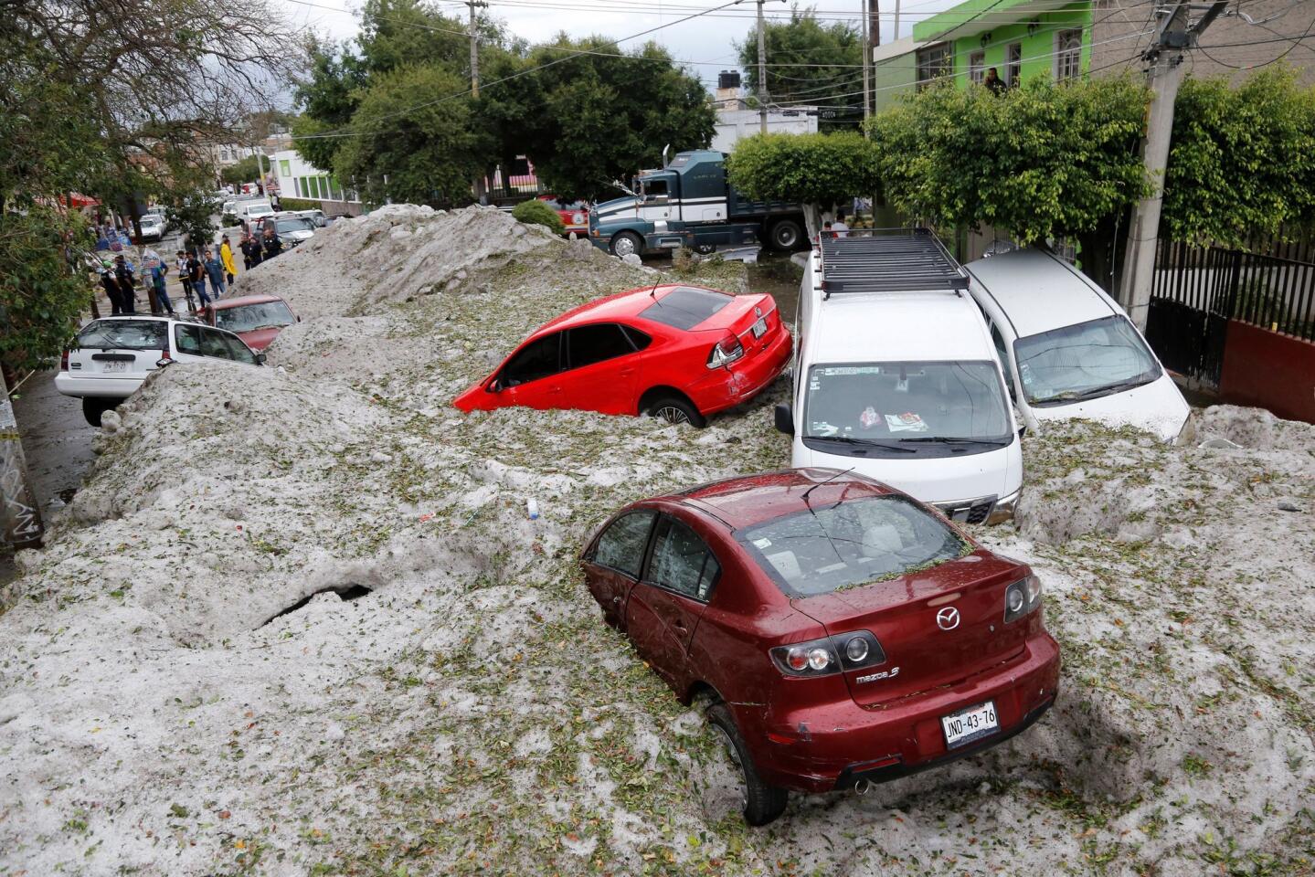 Fotografías publicadas por la agencia de Protección Civil del estado de Jalisco mostraron automóviles cubiertos de hielo hasta las ventanas por el granizo.